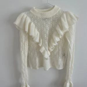 Jättesöt pointellestickad tröja med volanger  - Helt slutsåld på H&M webbsida. Är verkligen jättesöt så själv osäker på om jag borde sälja. Bra skick, sparsamt använd. 