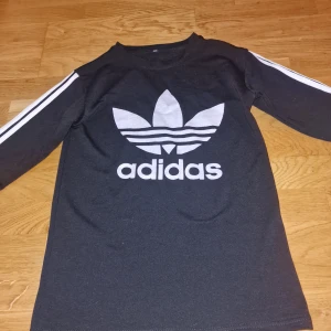 Adidas Tröja - Skick 7/10, Har ej använt den då den inte passade så jag valde nu att sälja denna snygga tröja, Storlek S så 164cm