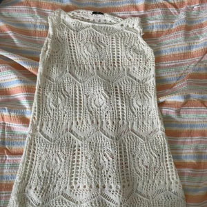 Virkad strandklänning - Tyvärr lite sliten i ärmen