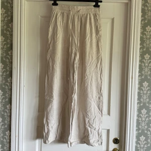 Beiga linnebyxor  - Beiga/vita linnebyxor 