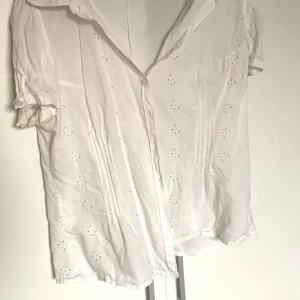 Vit blus - Bra skick, använd några gånger