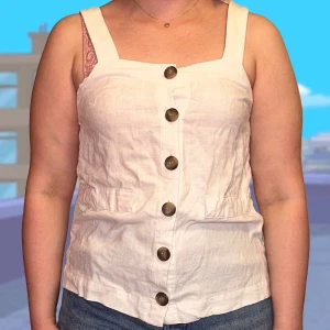 Sött linne/tröja - Enkel vit tröja med bruna knappar. Passar fint till sommaren men även annars också. Ger mig lite retrokänsla. Skulle säga att den är i storlek S, men storlekarna står på tredje bilden.