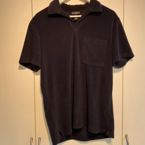 Frotté Piké Marinblå  - Hej, säljer en marinblå frotté pike från H&M. Storlek M och true to Size. Schysst färg och passform som passar till allt. Nypris 600kr. Somrig och luftig. Pris kan diskuteras. Hörs i dm! 