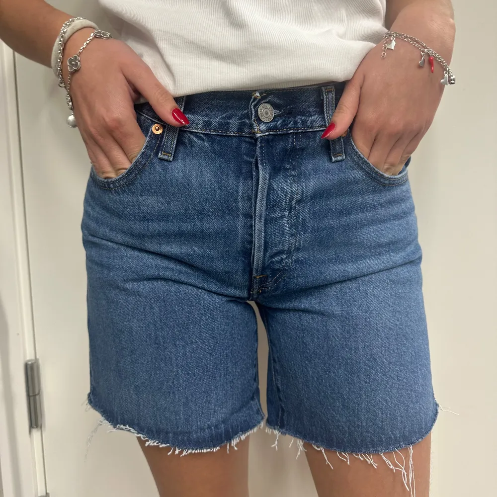 Säljer Levis 501 jeansshorts i strolekarna 23/24/25/26/29 💙. Shorts.