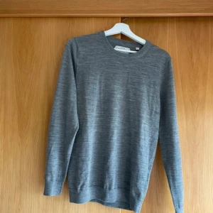 These Glory Days pullover 100% Merino - 100% merino Storlek S  Några små hål därav priset syns i bilderna men syns knappast när man använder, perfekt för sena sommarkvällar eller kallare dagar❗️