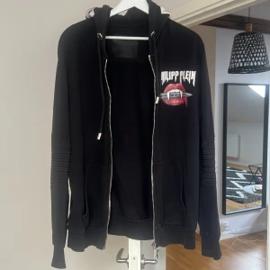 Phillip plein hoodie  - Jag har fått denna tröja i present och den är helt äkta och i väldigt bra skick  Priset kan diskuteras 😁