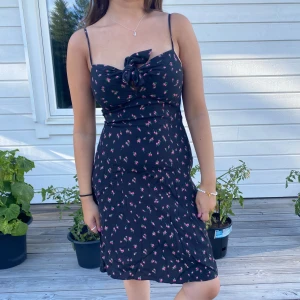 Supersöt klänning från & other stories.  - Den är verkligen superfin men den är tyvärr för liten för mig och därför har den aldrig kommit till användning. Prislappen finns kvar. Nypris 490 kr 