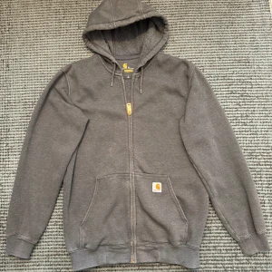 Carhartt Zip Up - Jättefin Carhartt zip up, knappast använd! Super skick! Storlek M med inga defekter, har ni frågor så är det bara att slänga iväg ett pm! Priset är förhandlingsbart! Mvh