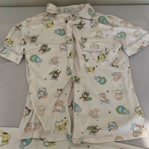 Hello Kitty pyjamas  - Söt hello Kitty pyjamas från Italien. Vet inte märket. Använd ca 3 gånger. PRIS KAN DISKUTERAS 