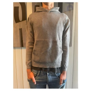 Hoodie/kofta - Skön hoodie/kofta som inte kommer till användning längre. Från zara