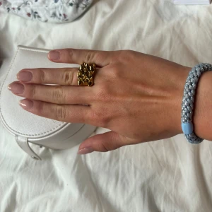 Söker ett byte/ en silver Edbladring!! Kan också sälja om vi diskuterar priset!!! - Skulle helst vilja byta min guld edblad ring som är köpt i december endast använd några fåtal gånger och är i 9/10 skick skulle ja säga. Jag söker en i silver helst i samma skick. Kan mötas upp runt sthlm men skriv vart så kan vi säkert fixa nåt💗