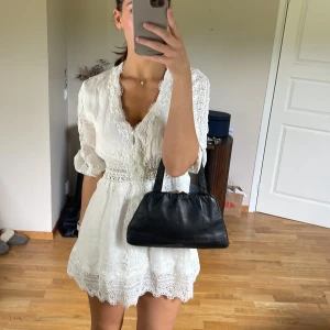 Liten läderväska - Vintage liknande liten väska i bra skick!💕