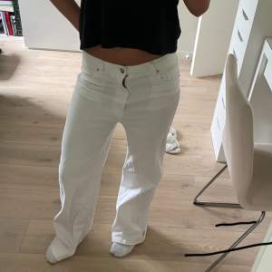 Ett par vita jeans som egentligen är high waist men är uttöjda så de kan sitta utan problem runt midjan. Dem har dock blivit för små❤️