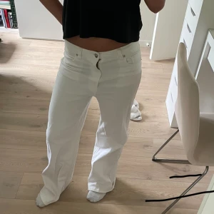 Vita low waist jeans - Ett par vita jeans som egentligen är high waist men är uttöjda så de kan sitta utan problem runt midjan. Dem har dock blivit för små❤️