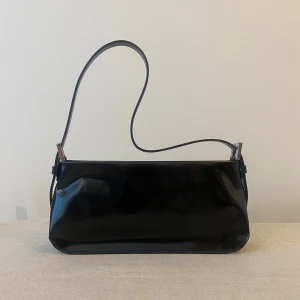 BY FAR väska Dulce Black Patent Leather HELT NY! - By Far svart axelremsväska i 100% läder. Helt ny, aldrig använd! 🖤🖤