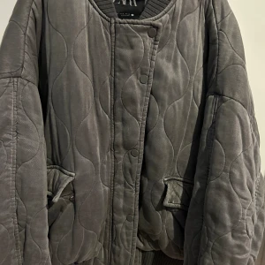 Zara grå bomberjacka  - Virala grå bomberjackan från förra säsongen. Jättefint skick knappt använd. Säljer för är ej min stil. Priset kan diskuteras lite.