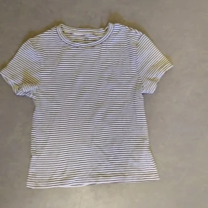 Randig svart vit tröja  - I bra skick med stretchigt ribbat material.