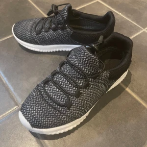 Promenad/gymnastik sko - Superlätt och skön sko! Endast provad inomhus en gång. Vattentät!