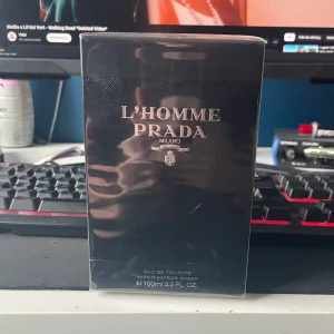 Prada L’Homme EDT 100ml - Oöppnad Prada L’Homme Eau De Toilette 100ml för en steal! Nypris 1300kr på kicks hemsida. Riktigt god doft perfekt till vår, sommar och även höst! Tveka inte på att fråga om du undrar över något! 