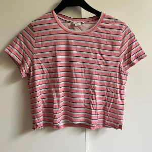 Randig T-shirt från Monki  - Randig t-shirt från Monki. Använd kanske 1-2 tillfällen. Lite croppad i modellen.