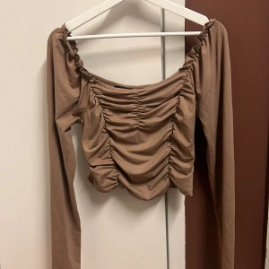 Fin tröja i storlek L (40/42) - En SHEIN tröja i storlek L som är i nyskick eftersom den var stor på mig. 