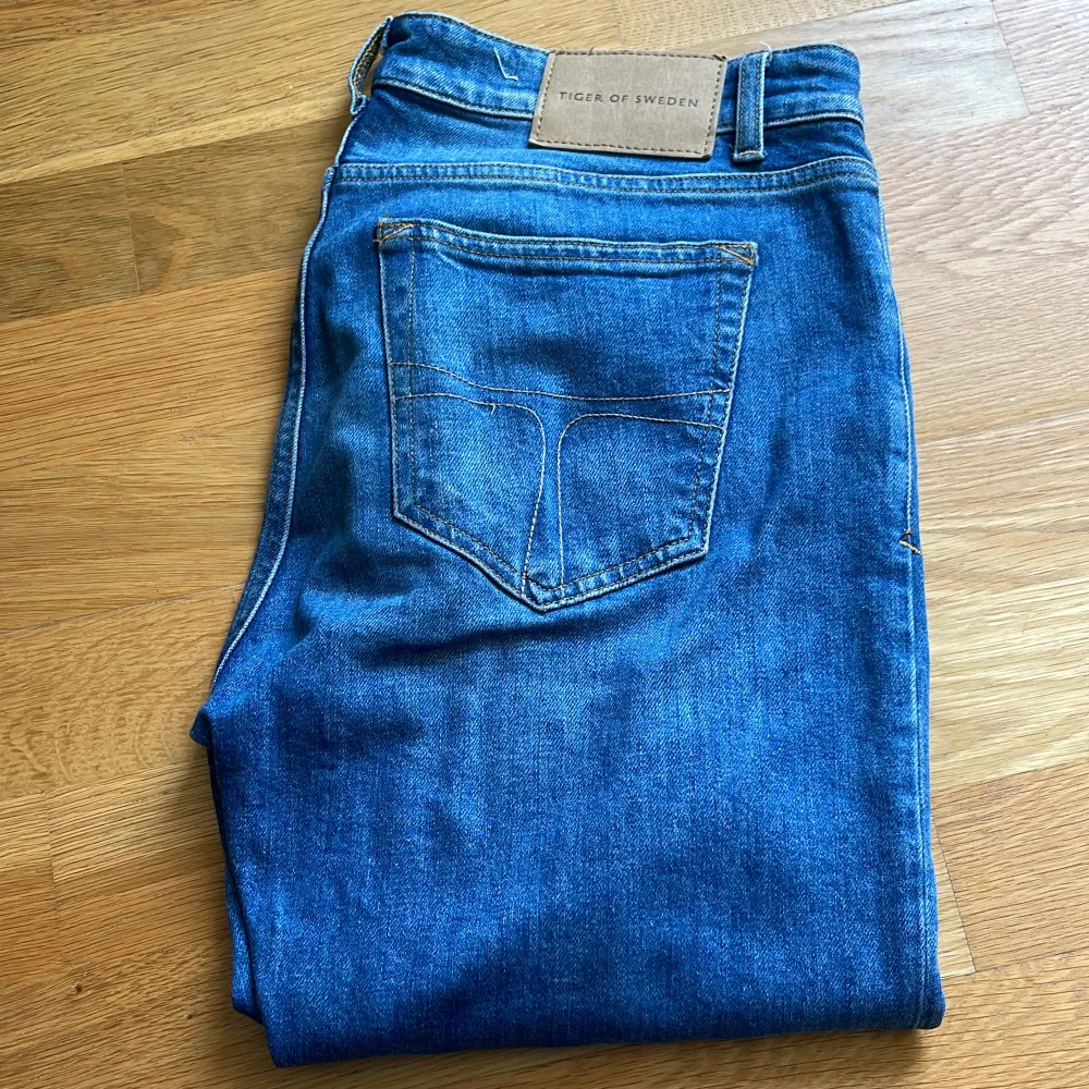 Riktigt schyssta Tiger of Sweden jeans i toppen skick. Knappt använda och Max använda ett par gånger. Storlek 32/32 i en relativt slimmad modell, Rex heter den.. Jeans & Byxor.