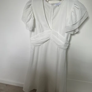 Vit klänning  - Klänning i strlk 36, endast använd en gång! Den är som ny, inga defekter 🥰