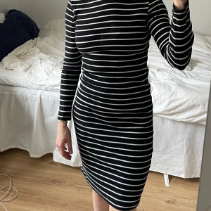 Randig ribbad klänning i storlek S - Randig ribbad midiklänning i bomull. Superskön och i fint skick. Passar S-M. Säljer då den tyvärr inte kommer till användning 🌸