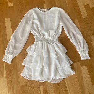 Vit klänning - Fin vit klänning som jag köpte second hand, men har aldrig kommit till användning 😊