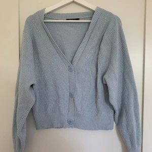 Ljusblå kofta  - Jag säljer en ljusblå stickad kofta i storlek L, den har använts ett fåtal gånger och är i bra skick. Köpte den för cirka 400kr men säljer för 90kr!