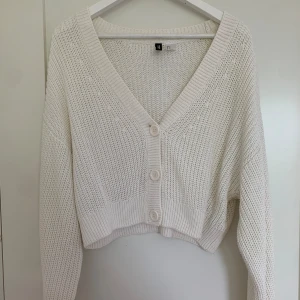 Stickad kofta  - Jag säljer en vit kofta från H&M i storlek M som har använts ett fåtal gånger, men är i ett fint skick! 