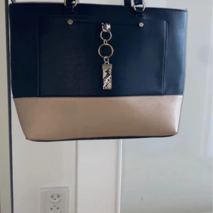 En handväska  - En perfekt bra väska mycket utrymme passar till ändå allt. 