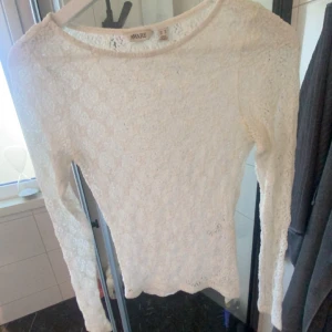 Spets tröja  - Spets tröja från vero Moda i jätte bra skick, storlek Xs!