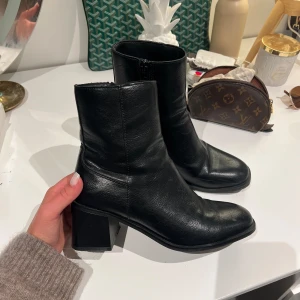 Svarta klackar - Superfina svarta skin klackar från scorett💕Stl 37, nyskick. Använda max 10 gånger😍