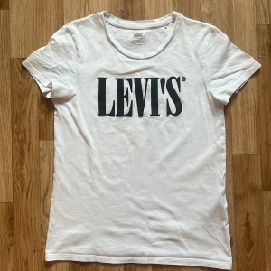 Levi’s tröja - Säljer en fin leviströja i bra skick då jag inte längre andvänder och den även är för liten🩷