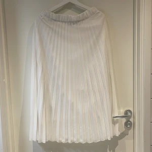 Vit plisserad kjol  - Oanvänd  Vit plisserad kjol köpt från new yorker  Storlek 38  