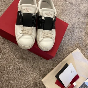 Valentino skor - Säljer mina Valentinos då dom inte kommer till användning. Låda, kvitto och nya snören. Skriv för mer bilder