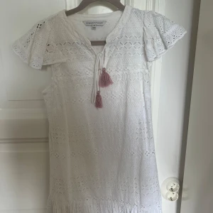 Vit sommarklänning  - Säljer min superfina vita klänning💐💐perfekt nu till sommaren och så unik och fin modell💕💕märket är Rebecca Minkoff. Kom privat för frågor och fler bilder 