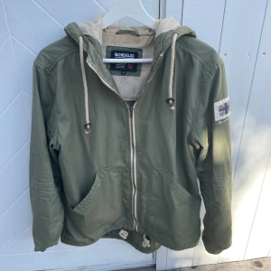 Bondelid windbreaker - Säljer nu en skön windbreaker från bondelid perfekt för sena kvällar då den ganska tunn. Den är i väldigt bra skick. Skriv om det behövs fler bilder eller andra funderingar🙌