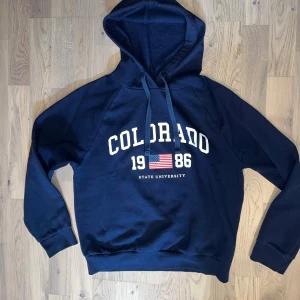 Mörkblå hoddie  - Mörkblå hoddie med tryck från Gina Tricot i storlek S. Lite tecken på användning. 