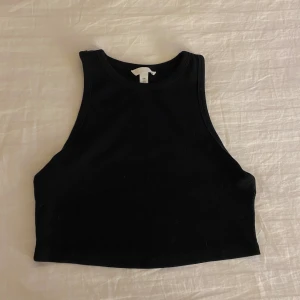 Svart topp - Fin enkel svart topp från HM💕 Storlek L men passar även M✨