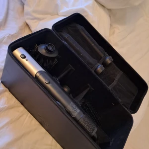 Silkn hårfön  - Fungerar som en airwrap. Köptes på lyko för 3150 kr. 