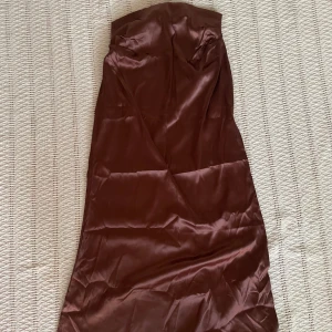 Tredig brun satin maxikjol med slit - Aldrig använd