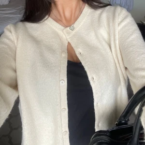 Krämvit kofta - Skön kofta som inte kommer till användning, använd några gånger men den har inga defekter, bilderna är från två olika ljus, passar s och m