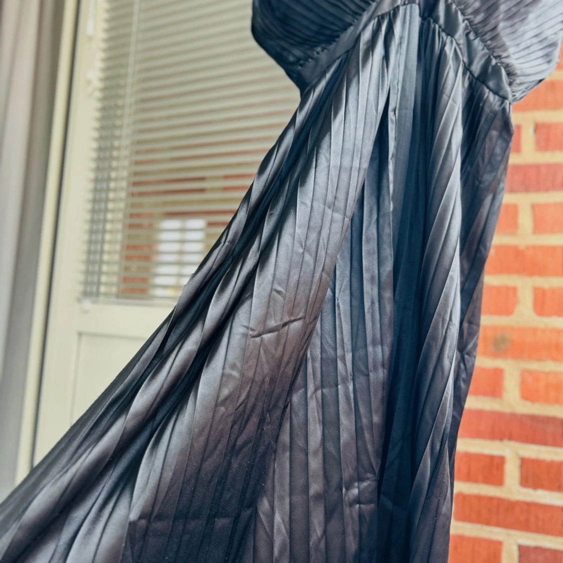 Svart plisserad maxiklänning med V ring - 92