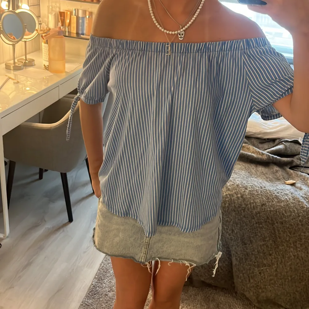 Superfin blårandig offshoulder blus💗 superfin nu till sommaren . Blusar.