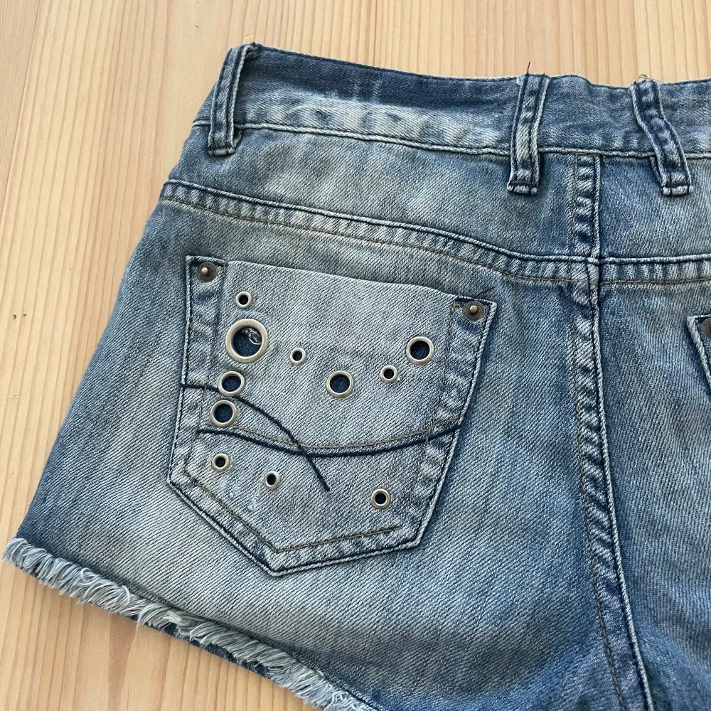 Säljer dessa snygga jeansshorts i storlek M med detaljer på fickorna.. Shorts.