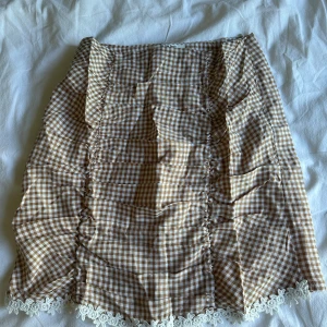 Kjol - Superfin kjol och unik!!!! Från ”Not Your Honey” som inte finns längre. Storlek xxs-s uppskattar jag då det inte står något, hör av er om ev, frågor 🥰