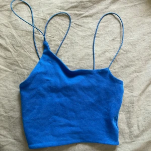 Blå top  - Jätte fin blå top från zara! Har bara använt 1 gång på grund av att den är för liten. Hör av dig om du vill ha mer bilder💙