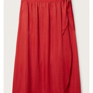 Omlottkjol  - Extremt snygg omlottkjol !! Helt ny med prislapp på, aldrig använt och är i superbra skick💖 passar verkligen till allt och är dunder fin. Nypris 600kr